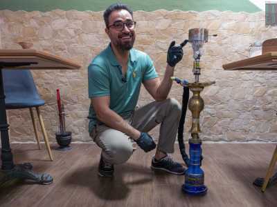 ...troviamo il proprietario Mohamed Othmen intento a preparare una shisha. Lui � originario di Erbil, nel Kurdistan iracheno